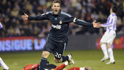 爱游戏品牌互动-水墨篮球：青少年书画融合篮球文化展在上海开幕，书法篮球