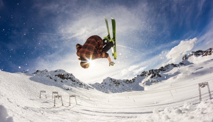 爱游戏体育-现场氛围：球迷歌声雷动，场内热情高涨！，足球场球迷唱的歌